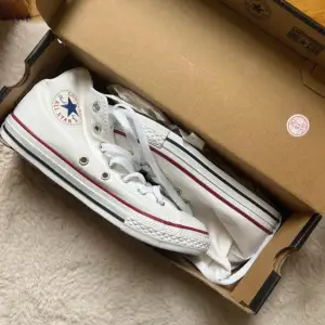 Helt nya converse storlek 35