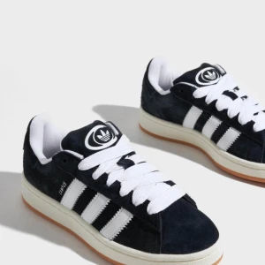 Adidas campus 00 - Svarta adidas campus 00 i stl 40,5 passar dock bra på mig med 40. Använda 1 gång annars helt nya.