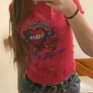 Rosa y2k t-shirt  - Väldigt bra skick inga hål eller fläckar den är i xs men skulle säga den passar xs och s 