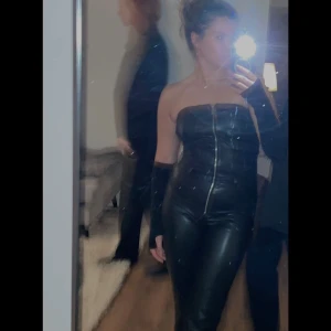 Jumpsuit  - Jumpsuit från pull and bear i storlek M. Använd en gång på halloween utklädd som pamela andersson