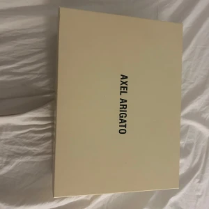 Axel arigato skor - Axel arigato skor jätte fint skick använda under en månads period så fint skick köpta på Nk storlek 39❤️