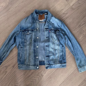 Levis Jeans jacka - Levis jeans jacka i bra skick. Säljer denna då den inte passar längre. Tveka inte och höra av dig vid minsta fundering!