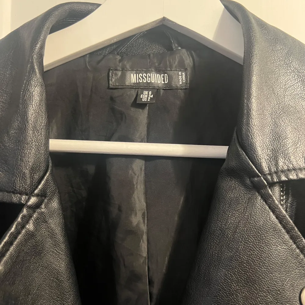 Svart skinnjacka från missguided storlek 34. Jackor.