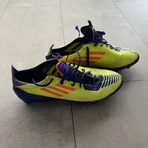 Fotbollsskor 42 2/3 - Säljer mina Adidas F50 i storlek 42 2/3. Skorna är i väldigt bra skick plus att skorna är rätt sällsynta. Finns andra sulor i skorna men skickar även med original sulorna. Vid prisförslag skriv gärna!!