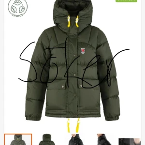 söker fjällräven jacka  - söker en fjällräven jacka i storlek xs antingen en grön blå eller svart💕
