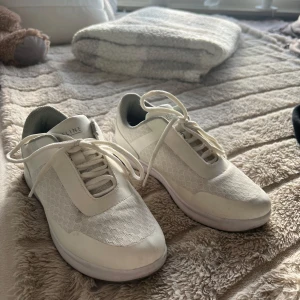 Jobeline skor - Skor som aldrig är riktigt använda. Nysckick! Strl 39. Här är beskrivningen från hemsidan: Moderna yrkesskor för både damer och herrar. Dessa snygga sneakers uppfyller kraven för skyddsklassen EN ISO 20347:2012. Yttermaterial: lättskött konstfiber. I