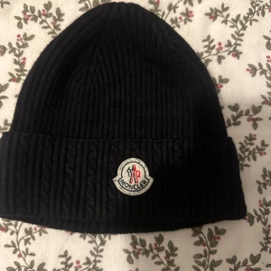 Moncler mössa - En fin Moncler mössa inte äkta. I bra skick 