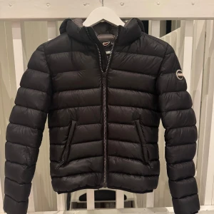 Colmar jacka  - Säljer nu min snygga colmar jacka! Nypris ca 4000, den är använd fåtal gånger och är i nyskick🌟 Det ända att nämna är att jag lagat ett hål i innerfickan, vilket inte syns vid användning. 