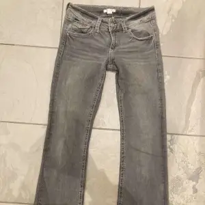 Jättefina lågmidjade jeans från Gina Tricot. De är aldrig använda endast testade. Storlek 158 men är som en Xs