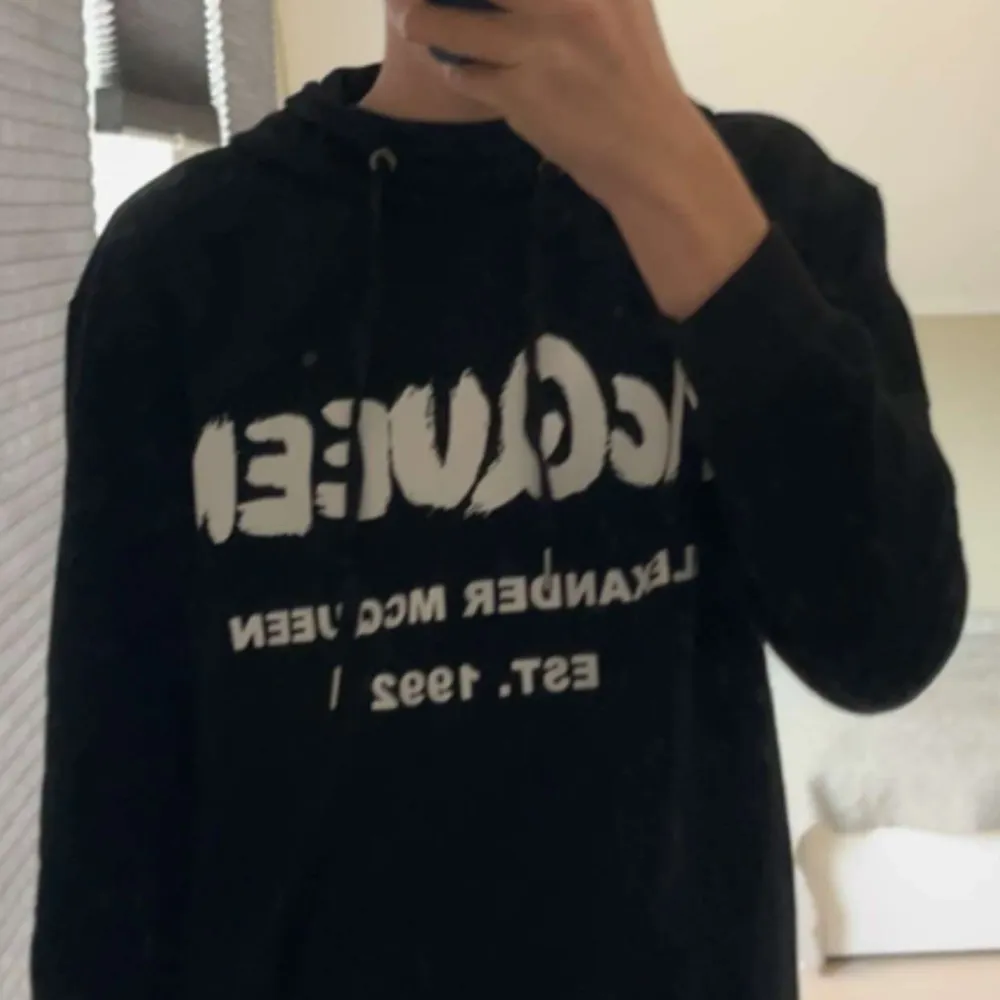 Säljer en snygg svart hoodie från Alexander McQueen med stort vitt tryck på framsidan. Den är i nyskick och har en klassisk passform med långa ärmar och en bekväm huva. Den är väldigt bra skick nypris runt 8000 M/S pris är hugget i sten . Tröjor & Koftor.