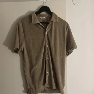 Beige frotté skjorta - Hej, säljer en beige frotté skjorta från East west i storlek M. Knappast använd och i väldigt bra skick.  Hör av er vid mer frågor.