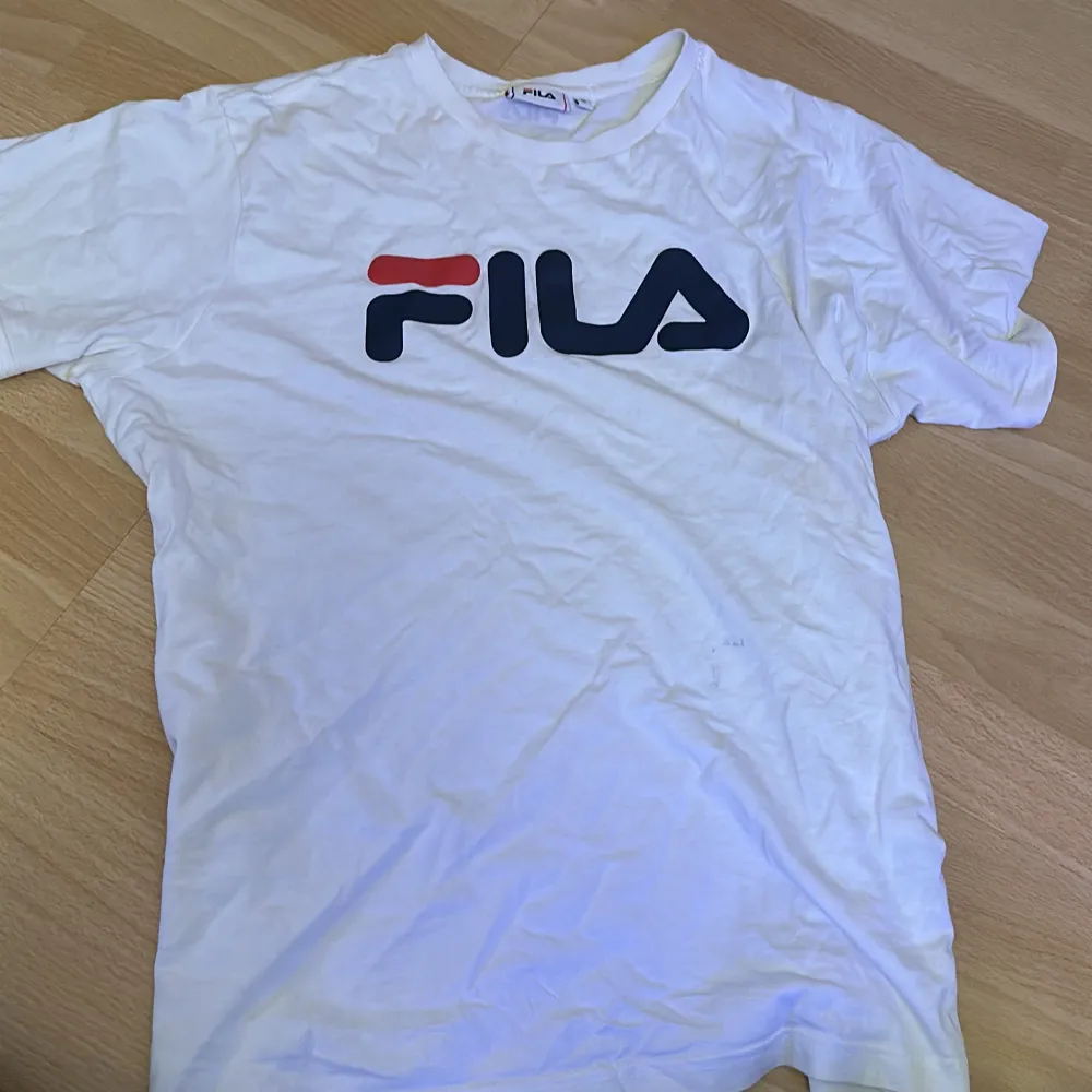 Fin fila t shirt. Storlek S. helt okej skick.. T-shirts.