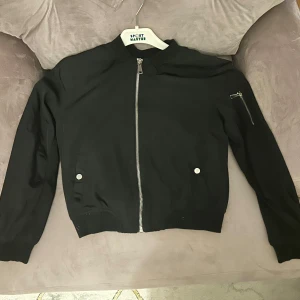 Tunn jacka - Tunn jacka. Perfect för hösten och våren. Ända felet med jackan är suddigt etikett. 