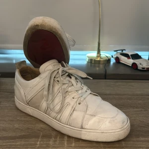 Vita loubs utan spikar - Tja gör intresskoll på mina vita Louboutins utan spikar! Tyvärr ingen box! Kom med bud/byten! 