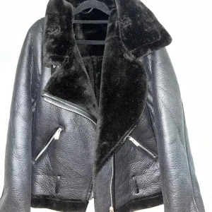 Skinnjacka  - Jätte fin skinnjacka, men passade inte mig därav så säljer jag den. Ej använd. Har varmt och mysigt material inuti. 