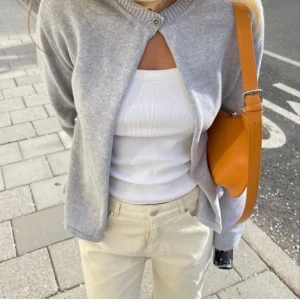 Djer Avenue grå kofta  - Säljer min superfina gråa djerfkofta i storlek xs💌💌Använd men i gott skick 