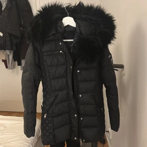 Rock n Blue jacka  - !!Kan gå ner i pris vid snabb affär!! Jag säljer min rock n Blue jacka , jag köpte den för ca 1 årsen den är använd. Ny pris är 2 599. Den är i bra skick ser nästan som ny ut! Inga fel.