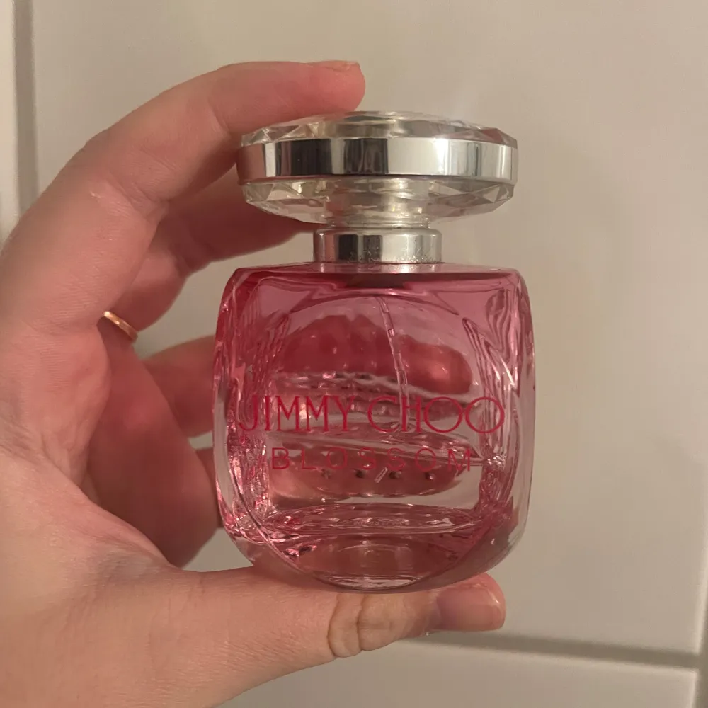 Jimmy choo blossom, nypris:755kr , säljer för 100kr. Parfym.