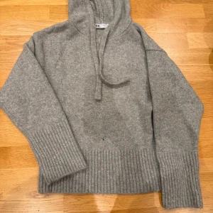 Stickad hoodie från Zara - Stickad grå hoodie från Zara, passat perfekt nu till hösten och är i stl M men skulle säga att den mer passar en större S💕