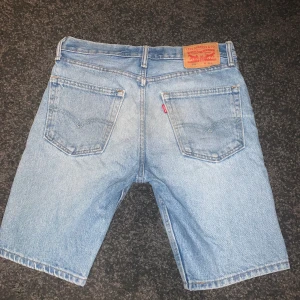 Levi’s shorts - Shortsen är storlek 30. Shortsen har endast använts några gånger och är i bra skick. Ingenting är sönder på dem.