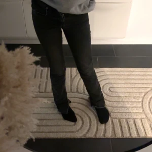Svarta Zara jeans - Fina svarta jeans ifrån zara nypris 399. Pris kan diskuteras💓