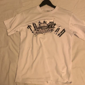 Fet trapstar shooters tshirt - Den är köpt och använd en gång sedan har den bara hängt i min garderob den är i 10/10 skick och är köpt för 600 från trapstars hemsida