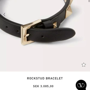 Valentino armband - Säljes då det inte kommer till användning❤️ Låda och kvitto medföljer! Passar inte priset så buda! Extra nitar följer oxå med.