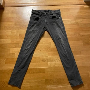Replay anbass - Riktigt snygga replay anbass jeans i storlek W31 L32, använda fåtal gånger så de är i väldigt bra skick. Säljs för 499  köptes för 1399kr, vid snabb affär är priset flexibelt. Vid eventuella frågor är det bara att höra av sig:)