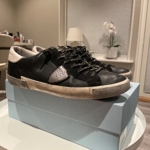 Philippe model - säljer dessa philippe model skor. Hyfsat bra skick ända defekten är inne i sulan men inget som påverkas elr syns. Behövs en enkel tvätt så e dom i extra gött skick. Låda medföljs!