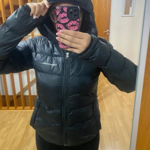 Svart peak performance jacka  - Super snygg peak performance jacka som tyvärr ej kommer till användning! Inga defekter men lite sminkfläckar som kommer att rengöras innan jag skickar iväg den. Nypris 3000 men något år gammal. Priset går att diskutera ❤️