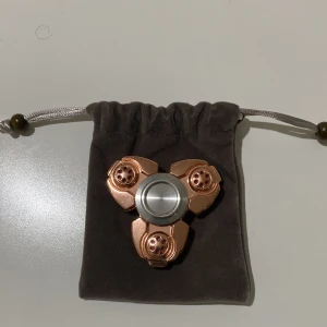 Fidget spinner  - Den är helt ny och köpte den för 100 ska sälja för 70 kan göra mindre pris kom dm  