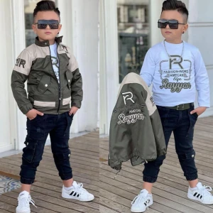 Barnkläderset -  en stilfull och modern design, perfekt för alla tillfällen. Detta eleganta set inkluderar en jacka, t-shirt och byxor, alla tillverkade av högkvalitativt material som garanterar komfort och hållbarhet. 