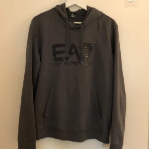 Armani hoddie/kofta - Storlek Xl men är väldigt liten. Passar mig som använder M. Säljs billigt så jag kan gå ner i pris vid snabb affär