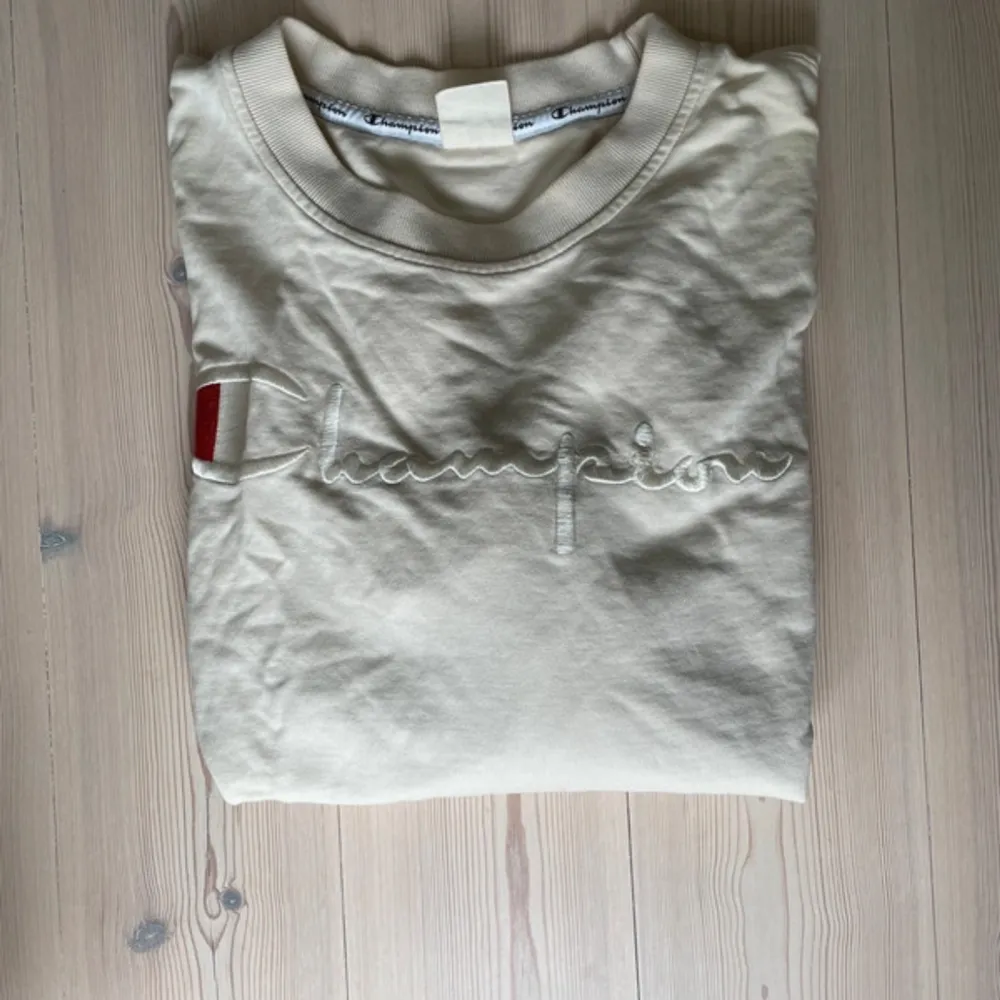 Vintage tjocktröja från Champions i beige/gräddfärgad i fint skick. Använd väldigt lite. Boxig passform, passar S-L beordrade på hur man vill att den ska sitta. Hoodies.