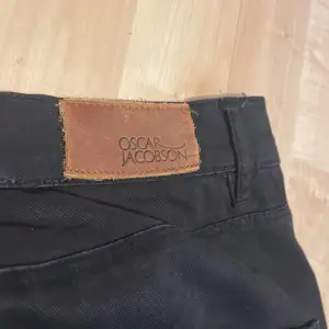 Svarta OJ Jeans. I jätte bra skick och jeansen är i topp skick och väldigt välgjorda jeans. Storlek 32/32.