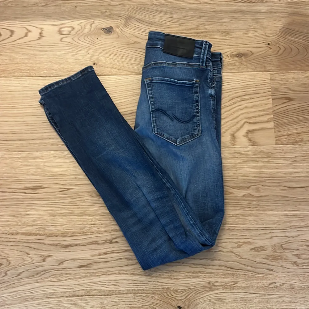 Säljer feta Jack & Jones jeans Modell Glenn/Slim Skick 8/10 Pris kan diskuteras Storlek 29/32. Jeans & Byxor.