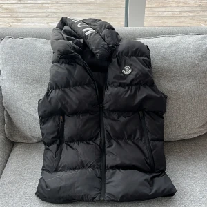 Monclerväst replika - Monclerväst replika i gott skick