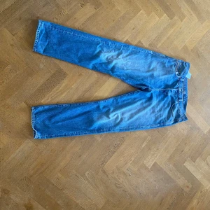 Vintage disel jeans regular fit - Fina diseljeans i mkt bra skick! Knappt andvända. Mkt snyggt märke i fickan! Straight leg storlek 34/34! Vid frågor tveka inte att kontakta. Pris kan diskuteras vid snabb affär