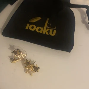 Multi star Ioaku - Snygga örhängen från Ioaku. Aldrig använda! De är i guld med glittriga detaljer som ger en extra touch av elegans. Perfekta för att lysa upp vilken outfit som helst! Nypris 400💓💓