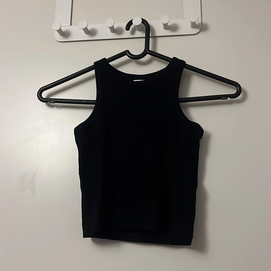 Svart ribbad linnetopp från Lindex