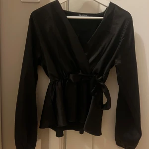 Svart blus med knytning i midjan - jättefin svart blus i satin från Missäy❣️