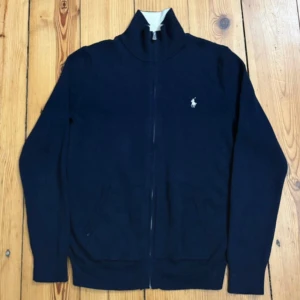 Ralph Lauren zip - Jävligt schysst Ralph Lauren zip up i perfekt skick 🙌 Storlek M (barn) alltså XS i vanlig storlek, skriv vid fråga 👍 