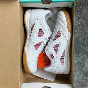 Nike x Supereme Gato - Helt nya. Last sale stockx = $394