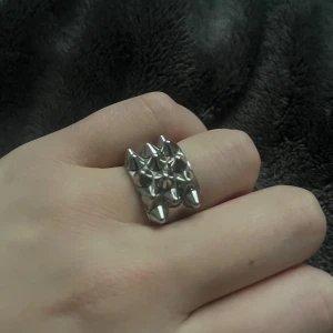 Edblad ring BYTER - Byter min edblad ring mot en likadan i guld. inga defekter alls (säljer inte byter endast)