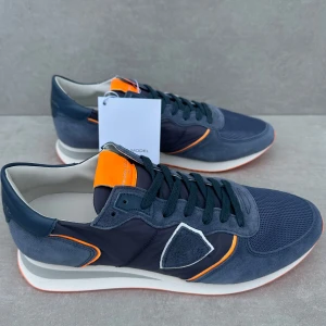 Philippe model trainer ( HELT NYA)  - ett par riktigt feta trainers || perfekta nu till vintern || är strlk 43 || skicket är 10/10 ( HELT NYA) || vid köp medföljer box, dustbag, tag! hör gärna av er vid intresse!