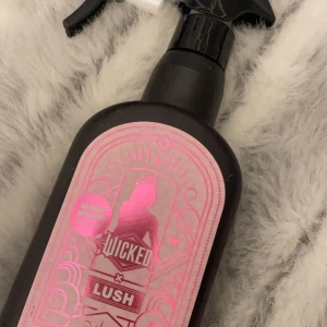Lush body spray -     Rosa body spray limed edition säljs för 500kr sticky date body spray säljs för 250kr honey body spray säljs för 250kr. Fräsch duschgelé med en uppfriskande doft av grapefrukt. Perfekt för att väcka både kropp och sinne på morgonen. Kommer i en 500g flaska.