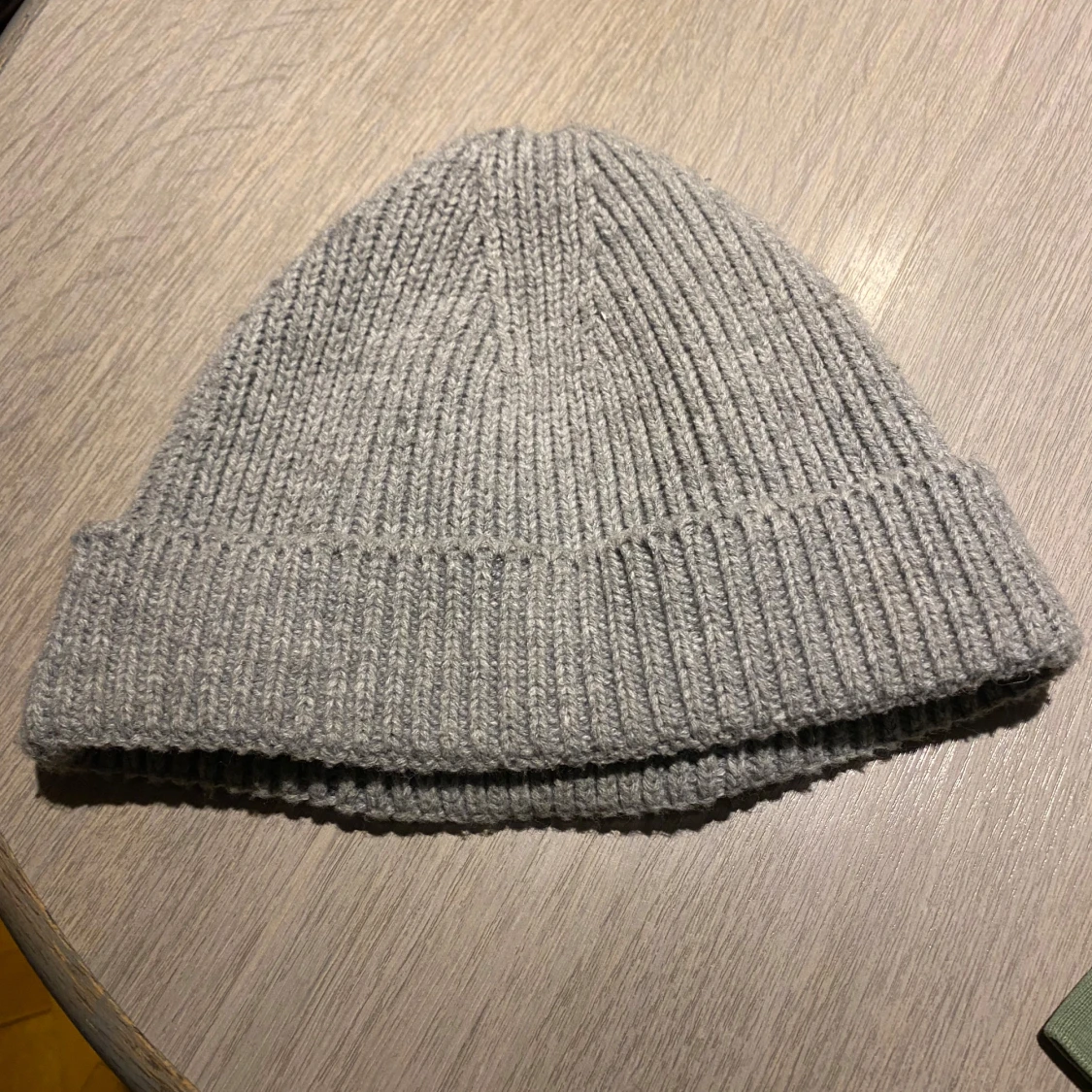 Grå mössa med ett motiv - 90