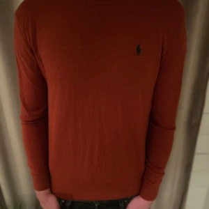 Polo sweatshirt - Tjena, säljer en riktigt snygg polo sweatshirt i vinröd färg. Tyvärr är den lagad för 2 små hål men inget som syns om man inte kollar i tröjan😁