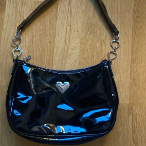 Väska  - Väska från H&M med små rivmärken men annars bra skick! 