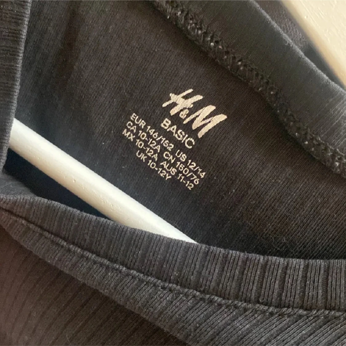 Svart ribbad topp från H&M - 2